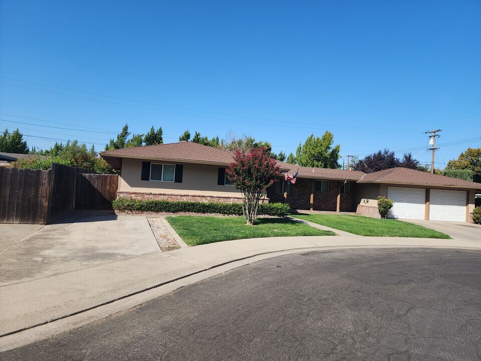 925 Crestwood Dr in Modesto, CA - Foto de edificio