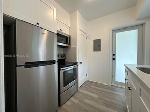 1567 S Le Jeune Rd in Miami, FL - Building Photo - Building Photo