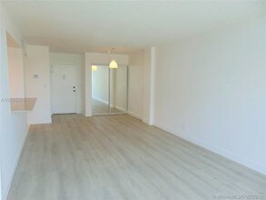 701 Three Islands Boulevard-Unit -40B in Hallandale Beach, FL - Foto de edificio - Building Photo