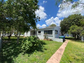 350 SW 34th Ave in Miami, FL - Foto de edificio - Building Photo