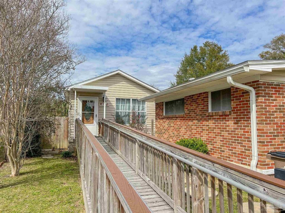 1810 Peyton Dr in Pensacola, FL - Building Photo