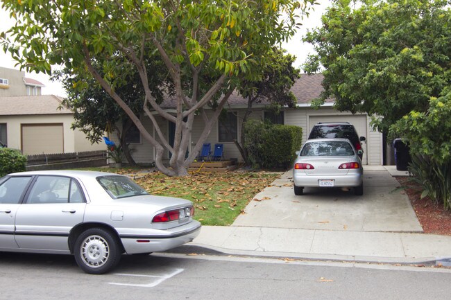 2211-2213 Felspar St in Pacific Beach, CA - Foto de edificio - Building Photo
