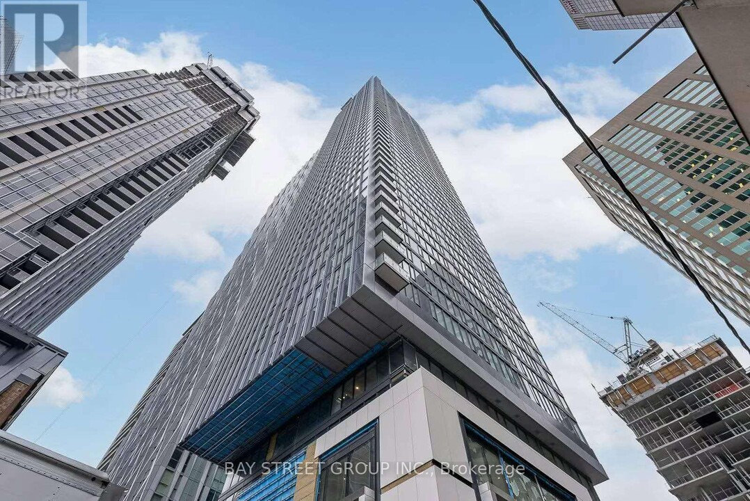 8-2408 Cumberland St in Toronto, ON - Building Photo