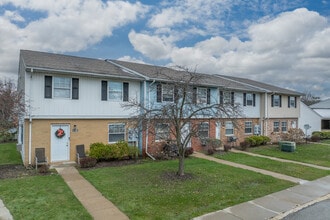 Colony Club in Bedford, OH - Foto de edificio - Building Photo