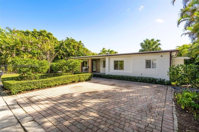 5930 SW 47th St in Miami, FL - Building Photo - Building Photo