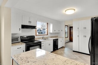 17 Walcott St in New York Mills, NY - Foto de edificio - Building Photo