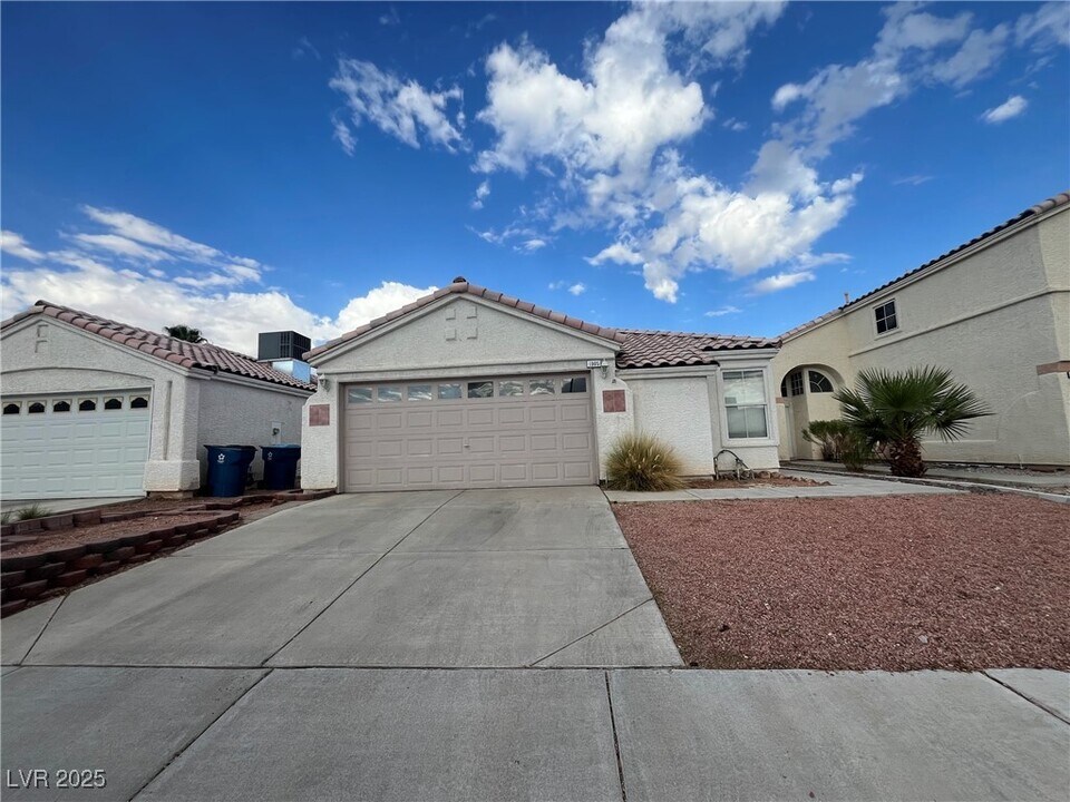 1905 Navajo Lake Way in Las Vegas, NV - Building Photo