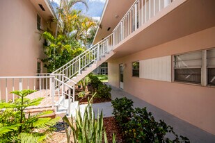 18081 SE Country Club Dr in Jupiter, FL - Building Photo