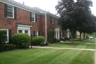 Carriage Hill Townhomes in Erie, PA - Building Photo