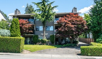 6218 Lakeview Dr in Kirkland, WA - Building Photo