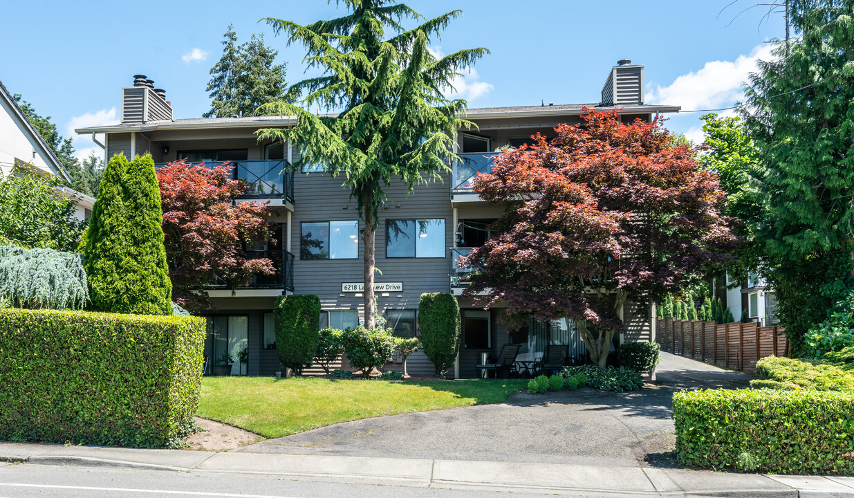 6218 Lakeview Dr in Kirkland, WA - Foto de edificio