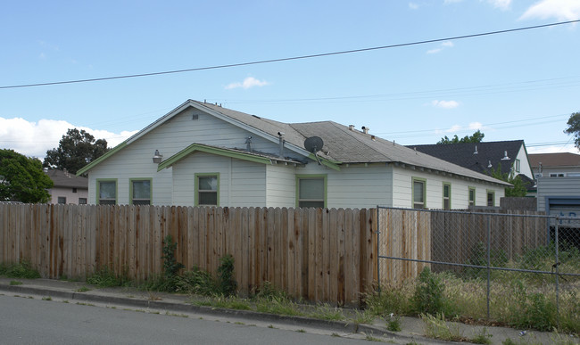 1118 Maple St in Pittsburg, CA - Building Photo - Building Photo