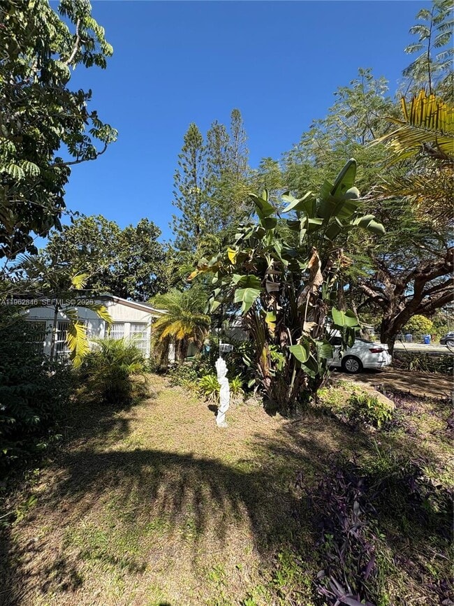 1655 NE 175th St in North Miami Beach, FL - Building Photo - Building Photo
