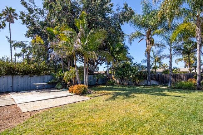 941-947 Oak Ave in Carlsbad, CA - Foto de edificio - Building Photo