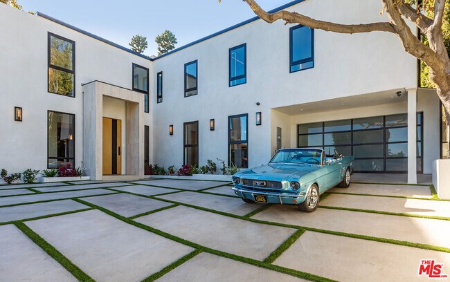 1271 Sunset Plaza Dr in Los Angeles, CA - Building Photo - Building Photo