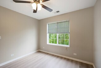 64 Village Station Ln in Grayslake, IL - Building Photo - Building Photo