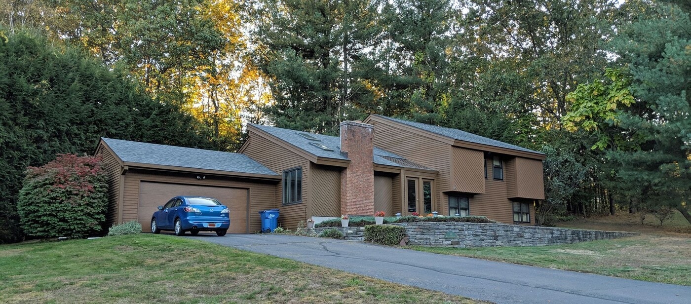 11 Woodduck Farms Rd in Windsor, CT - Building Photo