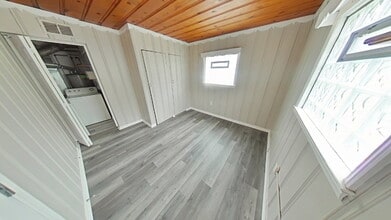 19006 Roscommon St in Harper Woods, MI - Foto de edificio - Building Photo