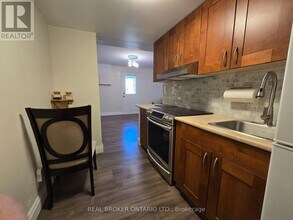 60 Heatherside Dr in Toronto, ON - Building Photo - Building Photo