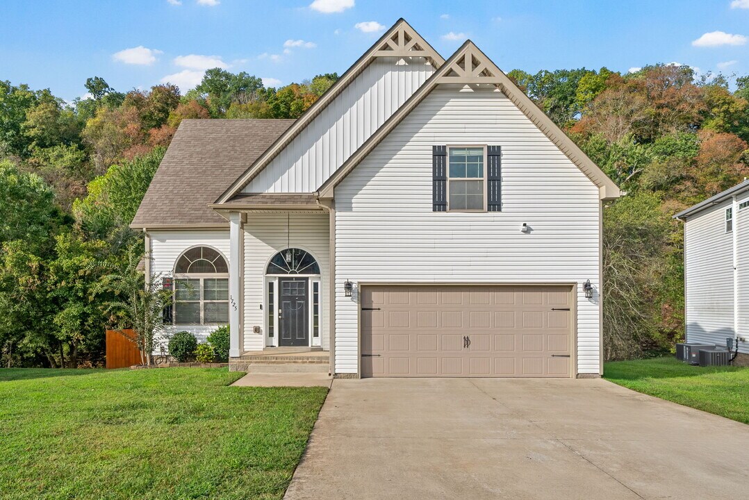 1725 Rains Rd in Clarksville, TN - Building Photo