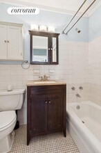 39-60 54th Street B3 in Queens, NY - Foto de edificio - Building Photo