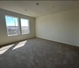 1983 Oaks Ct in Tulare, CA - Foto de edificio - Building Photo