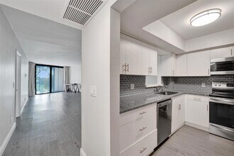 3800 N Hills Dr, Unit 412 in Hollywood, FL - Foto de edificio - Building Photo