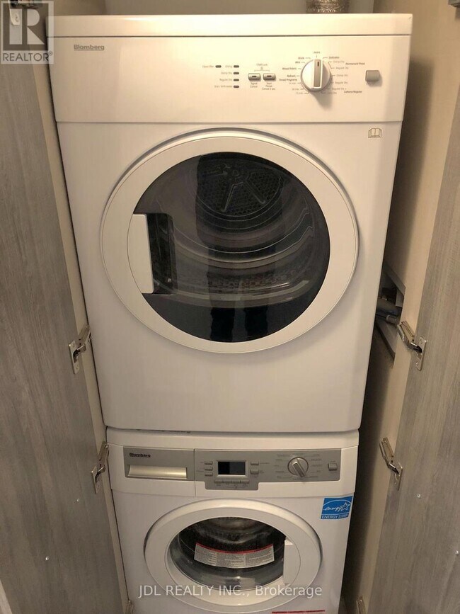 50 Charles St E in Toronto, ON - Building Photo - Building Photo