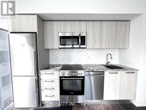 28 Wellesley St E in Toronto, ON - Building Photo - Building Photo