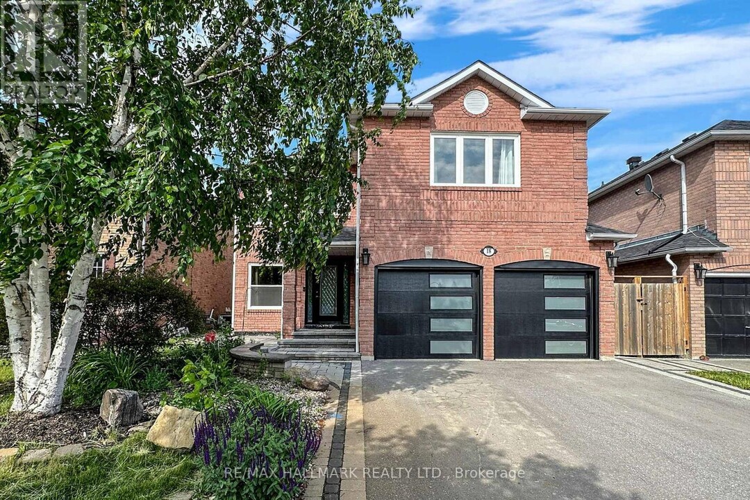 18 Howes St in Ajax, ON - Building Photo