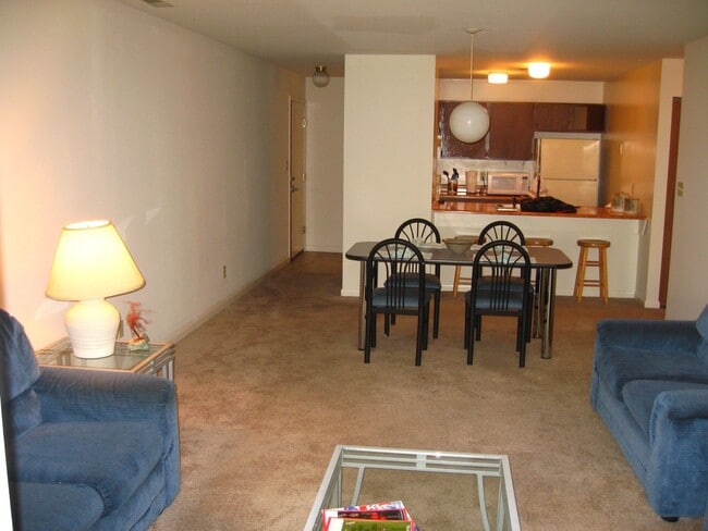 709 West Green Street in Urbana, IL - Foto de edificio - Interior Photo