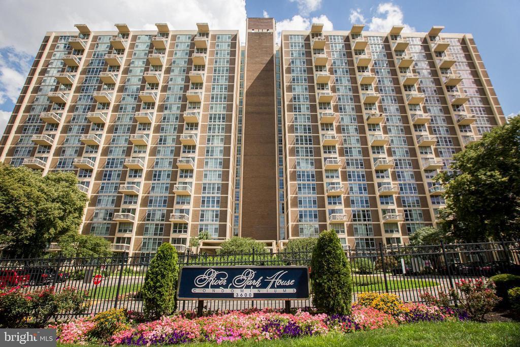 3600 Conshohocken Ave in Philadelphia, PA - Building Photo