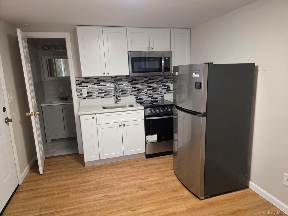 41 Gibbs Rd in Central Islip, NY - Building Photo