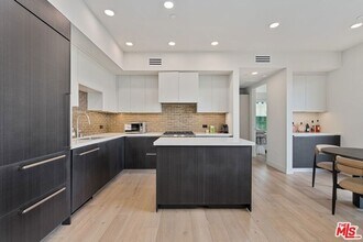 505 S Barrington Ave in Los Angeles, CA - Foto de edificio - Building Photo