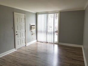 4030 W 13 Mile Rd, Unit J2 in Royal Oak, MI - Foto de edificio - Building Photo