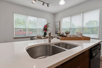 Creekside at Crabtree in Raleigh, NC - Foto de edificio - Building Photo