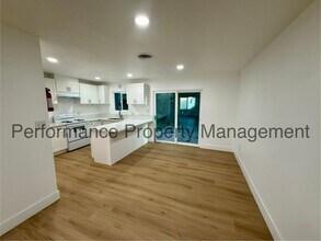 3401 Squire Ln in Bakersfield, CA - Foto de edificio - Building Photo