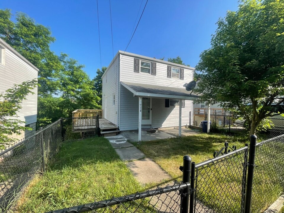 714 Hestor Dr in Pittsburgh, PA - Building Photo