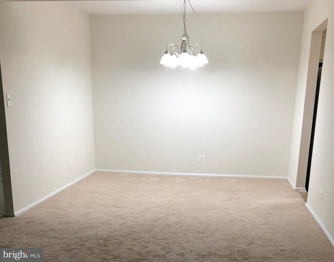 7680 Tremayne Pl-Unit -109 in McLean, VA - Foto de edificio - Building Photo