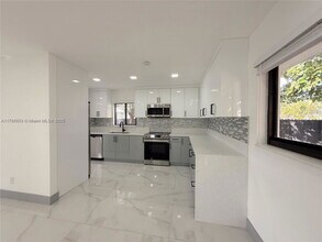 12711 SW 51st St in Miami, FL - Foto de edificio - Building Photo