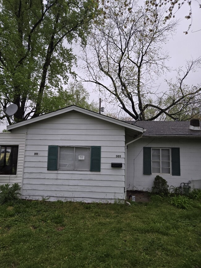 property at 305 W 7th St