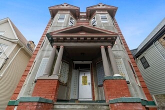 300 Clerk St in Jersey City, NJ - Foto de edificio - Building Photo