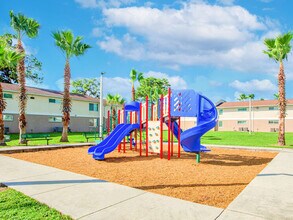 Pine Creek Village in Fraser, MI - Foto de edificio - Building Photo