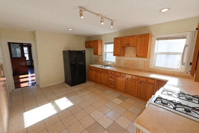 144 Blake St, Unit 2 in Boston, MA - Building Photo - Building Photo