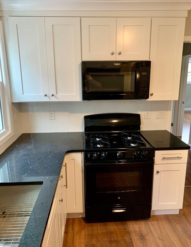 33 Codington Pl, Unit 1 in Somerville, NJ - Foto de edificio - Building Photo