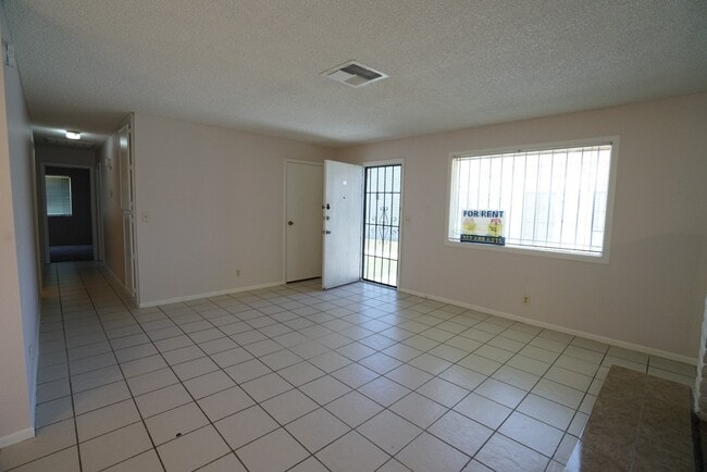 3619 Villa Knolls E Dr in Las Vegas, NV - Building Photo - Building Photo