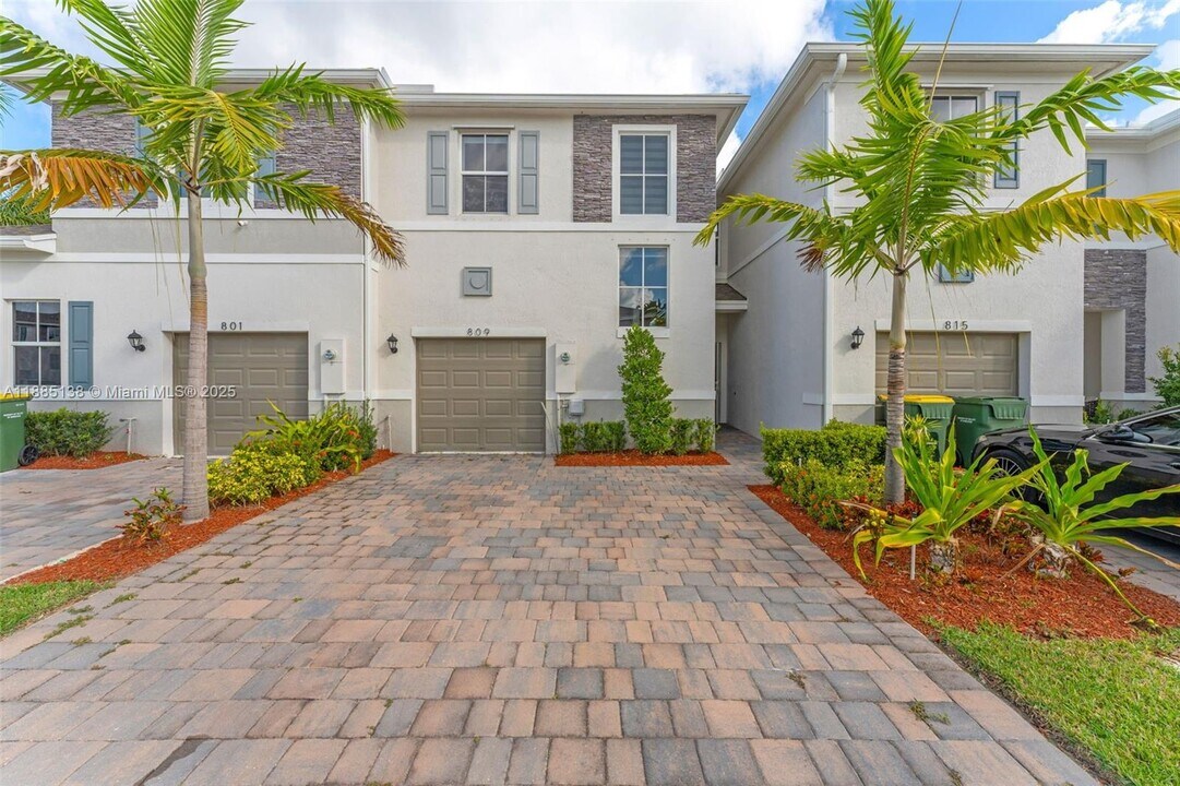 809 SE 16th Ct in Florida City, FL - Building Photo