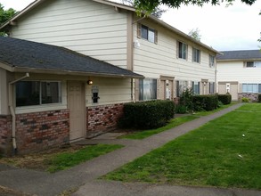 Mountain View Townhomes in Wood Village, OR - Building Photo - Building Photo