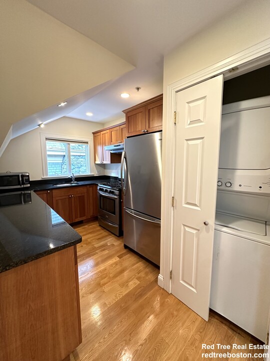 10 Selkirk Rd, Unit 4 in Boston, MA - Building Photo