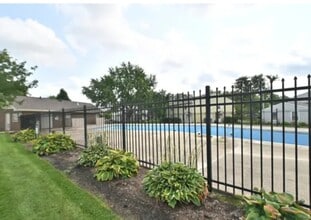 319 Farmingdale Cir in Vernon Hills, IL - Foto de edificio - Building Photo